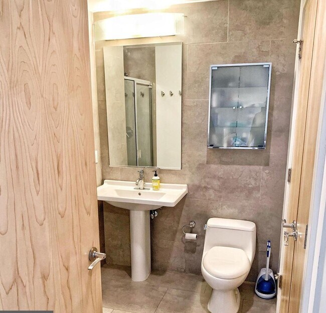 Building Photo - Studio Condo with Fantastic View, High-End Appliances, Wide Windows, Gorgeous Flooring, Amazing A...