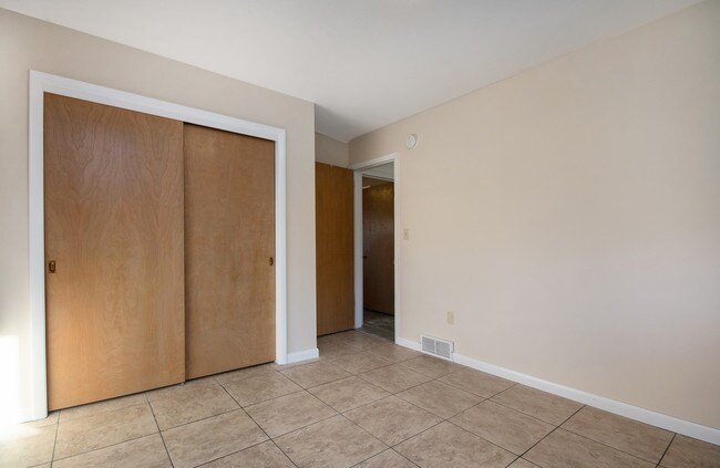 Building Photo - 2149 Lonsdale Dr NE