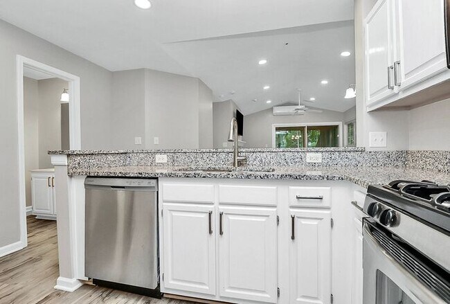 Building Photo - Bright 2BD/2BA Tennis Villa at Lake Norman!