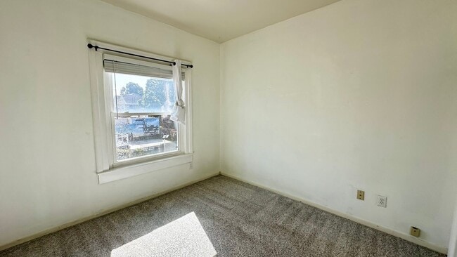 Building Photo - Spacious Upper Unit of a Duplex in Downtow...