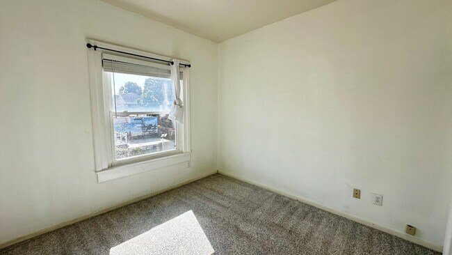Building Photo - Spacious Upper Unit of a Duplex in Downtown Oakland w/ Shared Yard