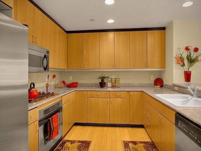 Building Photo - 2Bd/1.75Ba Seattle Condo