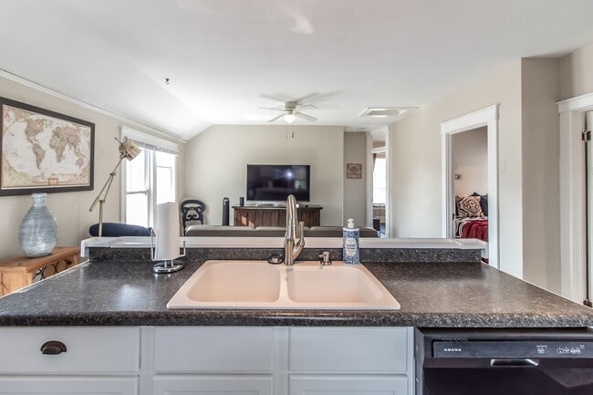 Building Photo - 714 N Broadway Ave