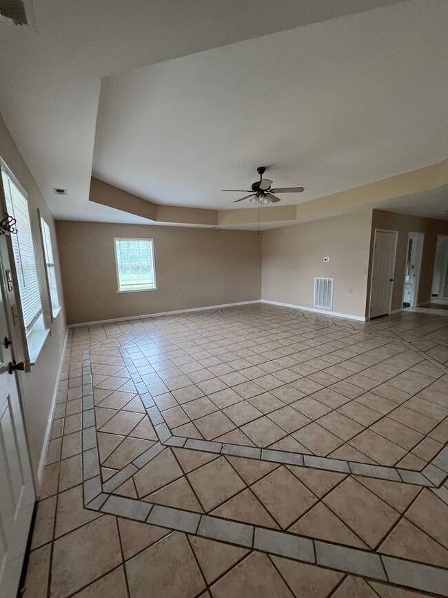 Building Photo - 3 Bedroom, 1 Bath Home