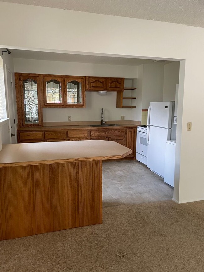 Building Photo - 329 W Oak Ave