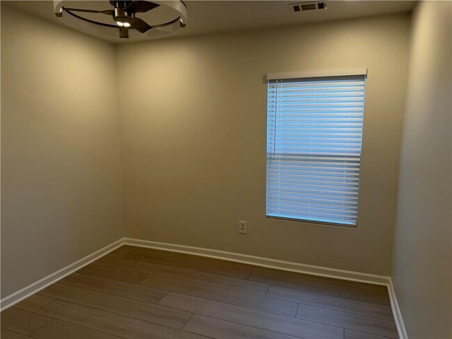 Building Photo - 3317 Fernview Dr