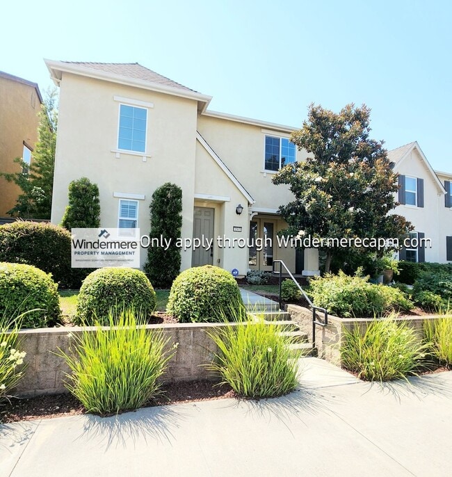 Primary Photo - Gorgeous 3BR/3BA Roseville Rental Home