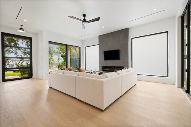 Building Photo - 2504 Bluffview Dr