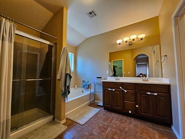 Building Photo - Spacious Golf Course Area Home with 4 Bedr...