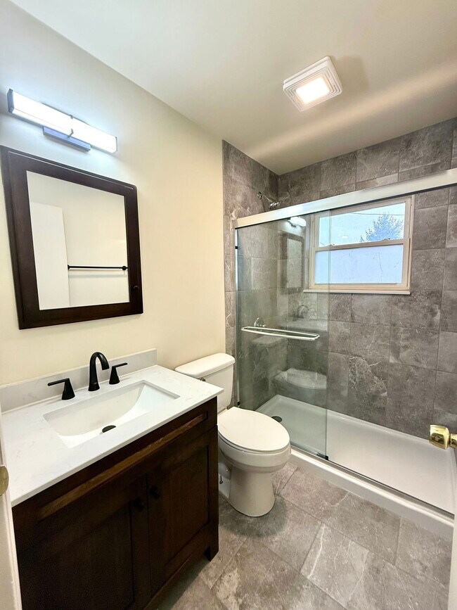 Building Photo - 33 Grandview Dr