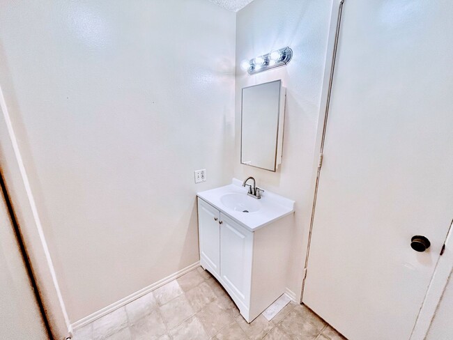 Building Photo - Barrier Reef Studio Condo Close to the Bea...