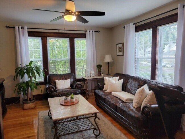 Building Photo - 352 Chandler St