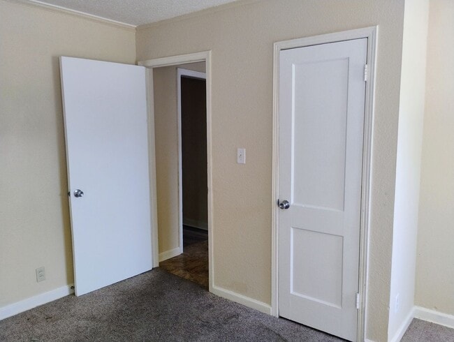 Building Photo - 3 bed 2 Bath Home Super Large Back Yard