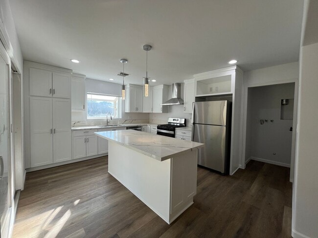 Building Photo - Fully remodeled Reseda 3+2 home w/solar panels to help lower your utility costs!