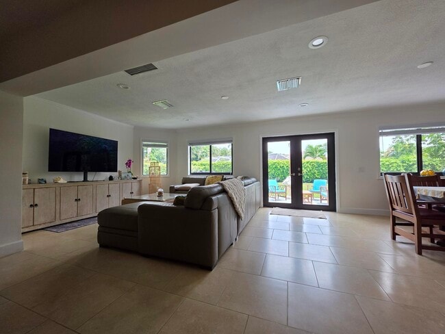 Building Photo - 435 Pine Villa Dr