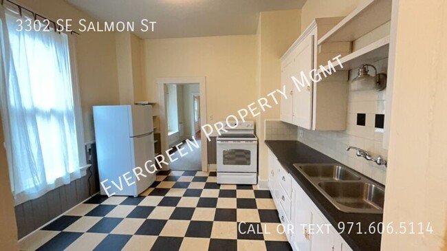 Building Photo - Charming 1BA Home Street Parking and Elect...