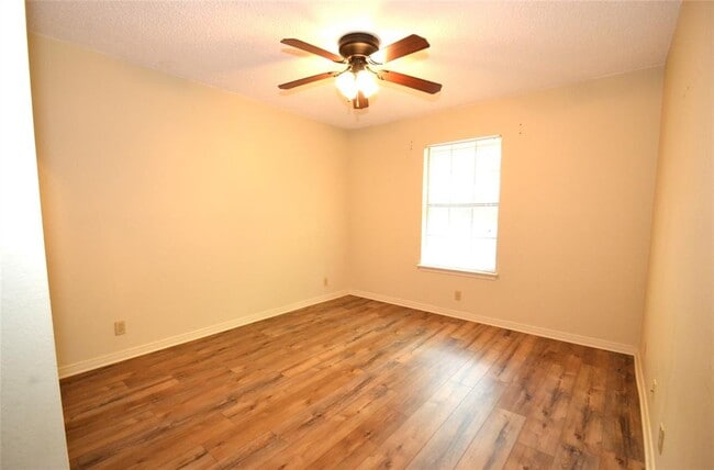 Building Photo - 8833 Tallwood Dr