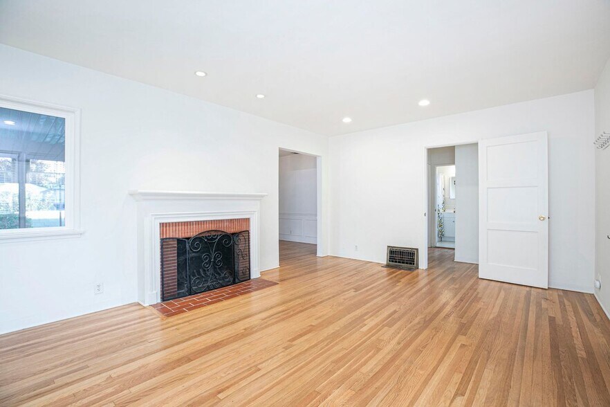 Building Photo - 2206 N Orchard Dr