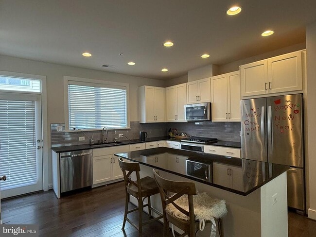 Building Photo - 6611 Eames Wy