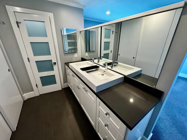Building Photo - REMODELED 1 BEDROOM CONDO - Naples Island ...