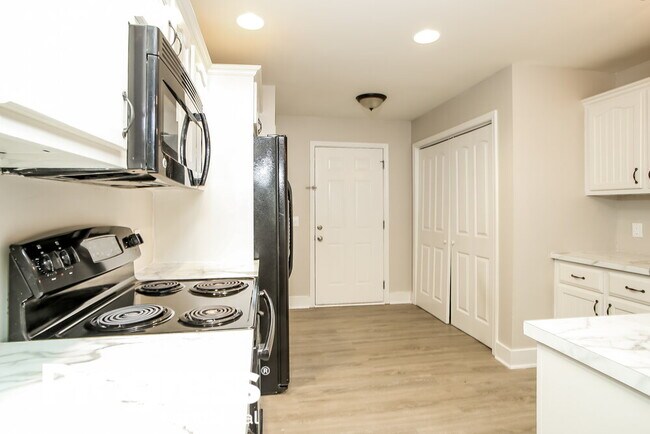 Building Photo - 305 Talon Dr SE