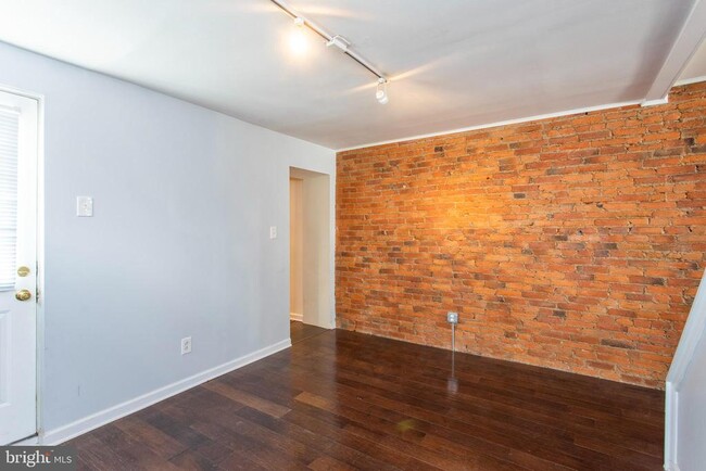 Building Photo - 2218 E Oakdale St