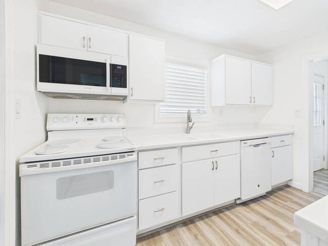 Building Photo - Cozy 2 Bedroom 1 Bathroom Ranch style Home...