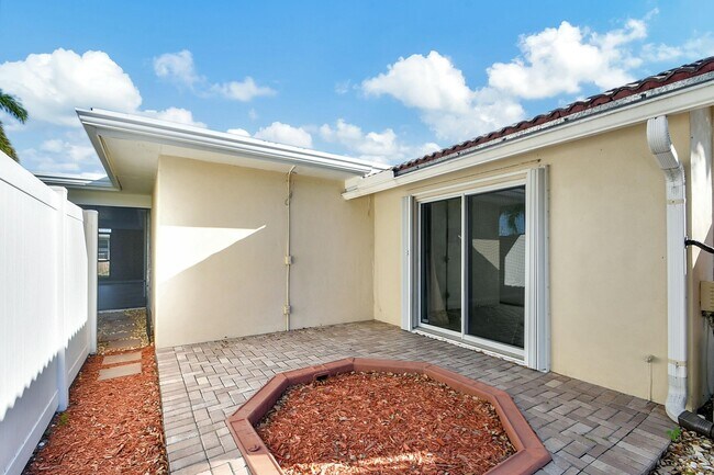 Building Photo - 1753 W Terrace Dr