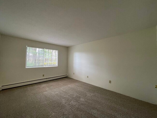 Building Photo - 379 Huse Rd