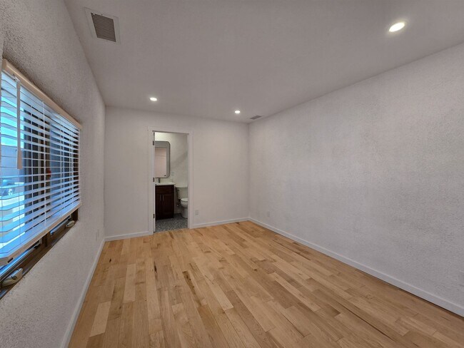 Building Photo - 1708 Cam Peralta