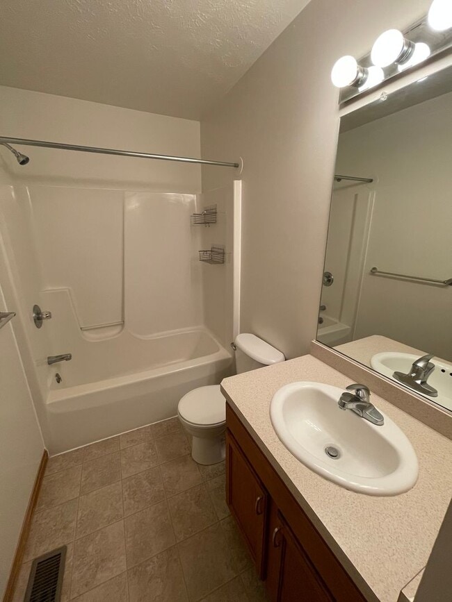 Building Photo - Beautiful 3 Bedroom-2 Bath on Goshen South...