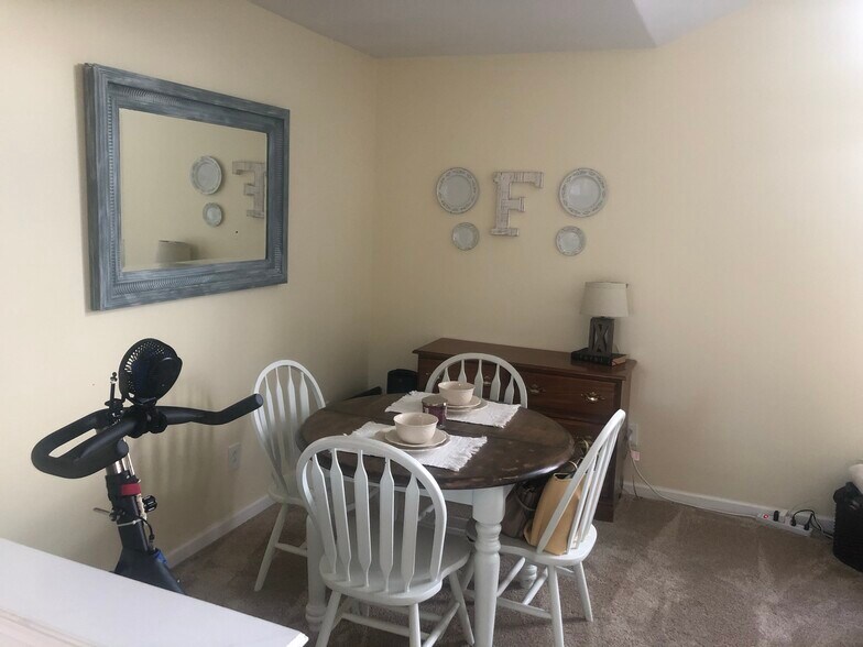 Dinning area - 8923 Path Way