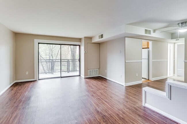Building Photo - 2BD/1BA Takoma Park Condo in Elevator Building