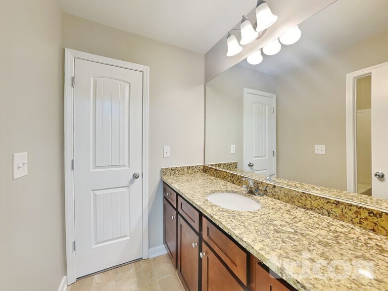 Building Photo - 165 Daisy Cir