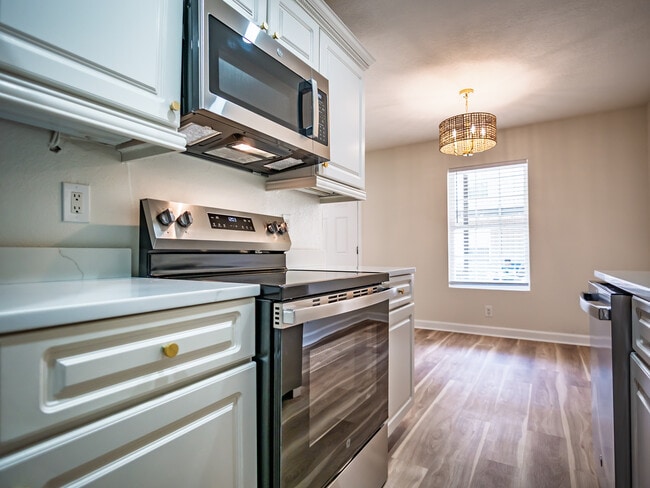 Building Photo - 1802 Jackson Ave W