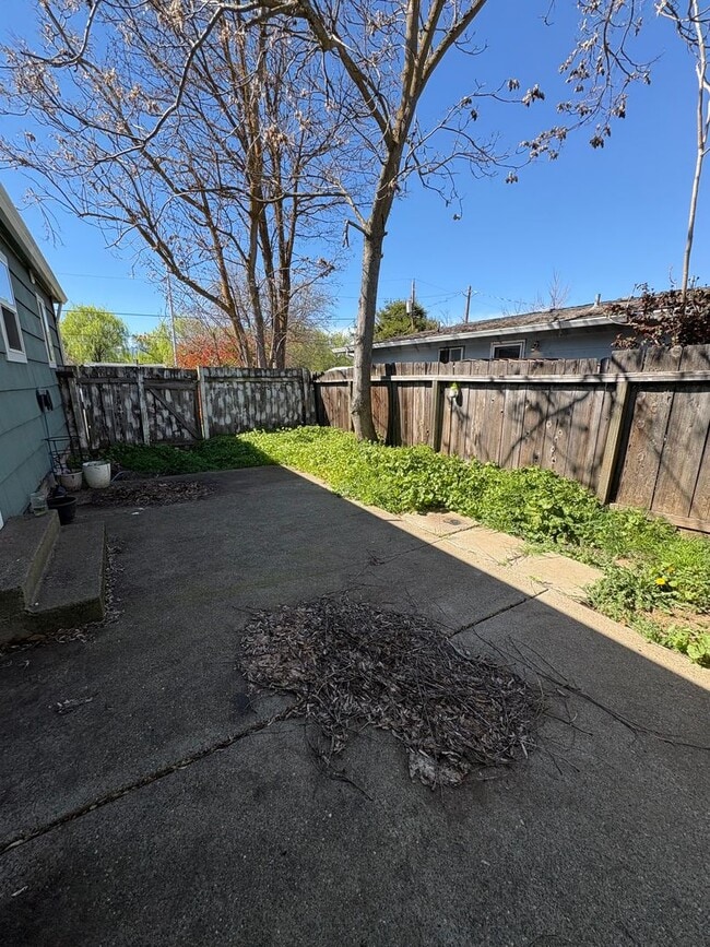 Building Photo - 3 Bedroom/ 2 Bath Medford Rental Available in Quiet Medford Neighborhood