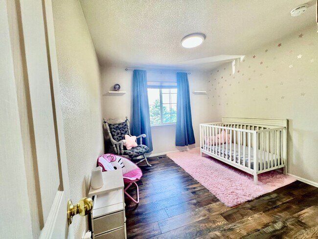 Building Photo - Beautifully Updated Home In Desirable Hend...