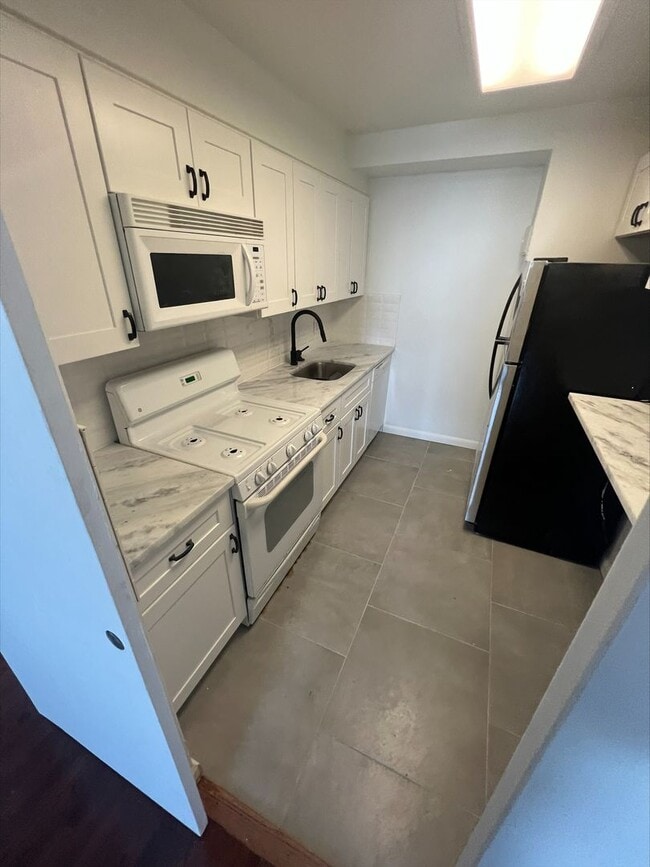 Building Photo - Luxury 1 Bedroom with Balcony, Pool & City Views – Hopkinson House