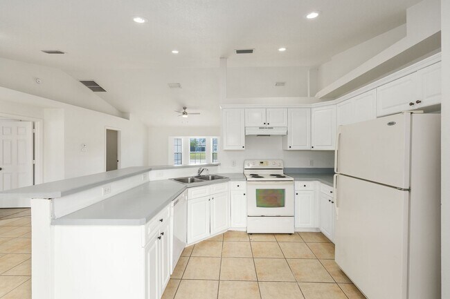 Building Photo - Spacious 3-Bedroom Home on an Oversized Lot in Marion Oaks – Modern Comfort with Room to Relax!