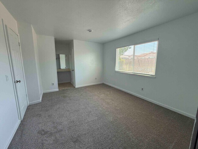 Building Photo - Freshly Updated 3 Bedroom 2 Bath