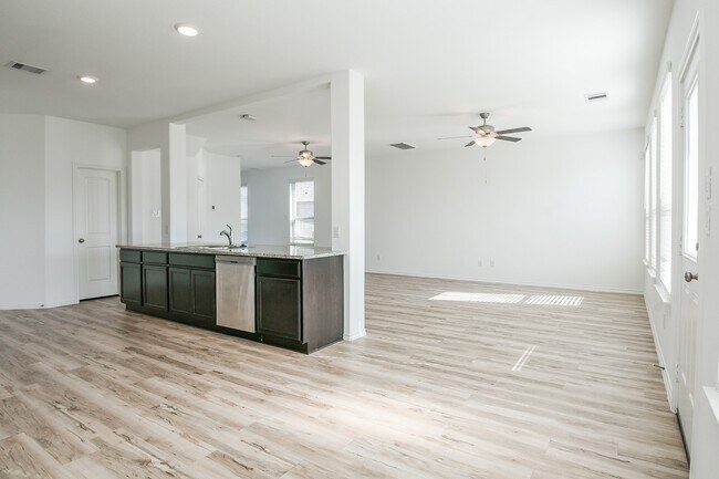 Building Photo - 18825 Amaro Hills Dr