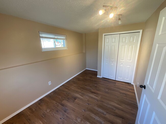 Building Photo - 5 Bedroom Home Available Near Research Pkw...