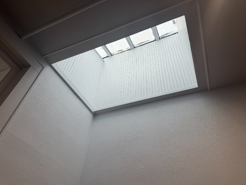 Building Photo - 215 N Main St