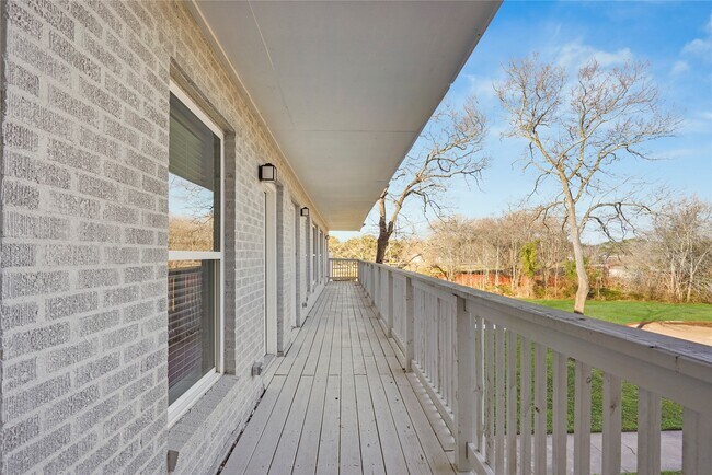 Building Photo - 1803 S Oak St