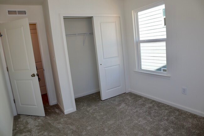 Building Photo - 400 Hacksaw Trl