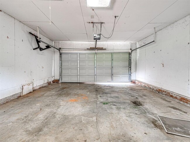 Building Photo - 1212 Lynnwood Dr