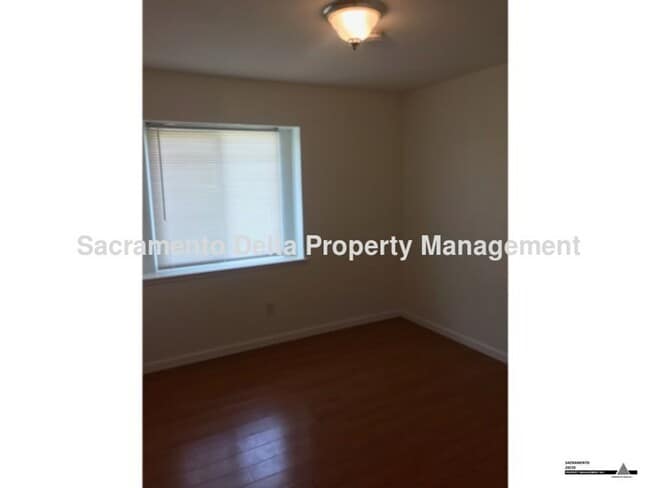 Building Photo - Updated 4 bedroom, 2 bath home with large ...