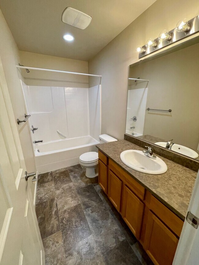 Building Photo - 3 Bedroom 2.5 Bathroom Townhome in Cordata...