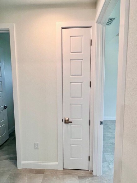 Building Photo - 55 Rotonda Cir