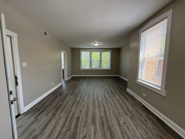 Building Photo - 5319 W Fullerton Ave